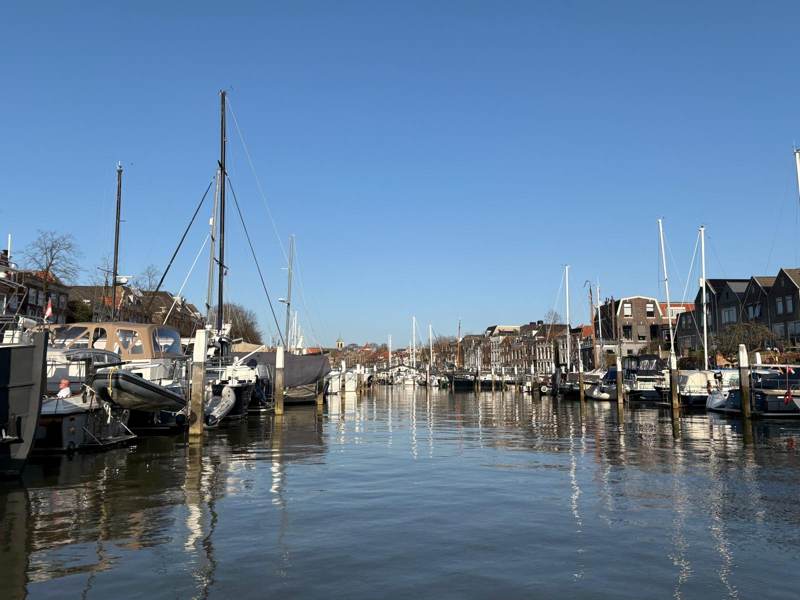 Een haven met zeilboten en een blauwe lucht