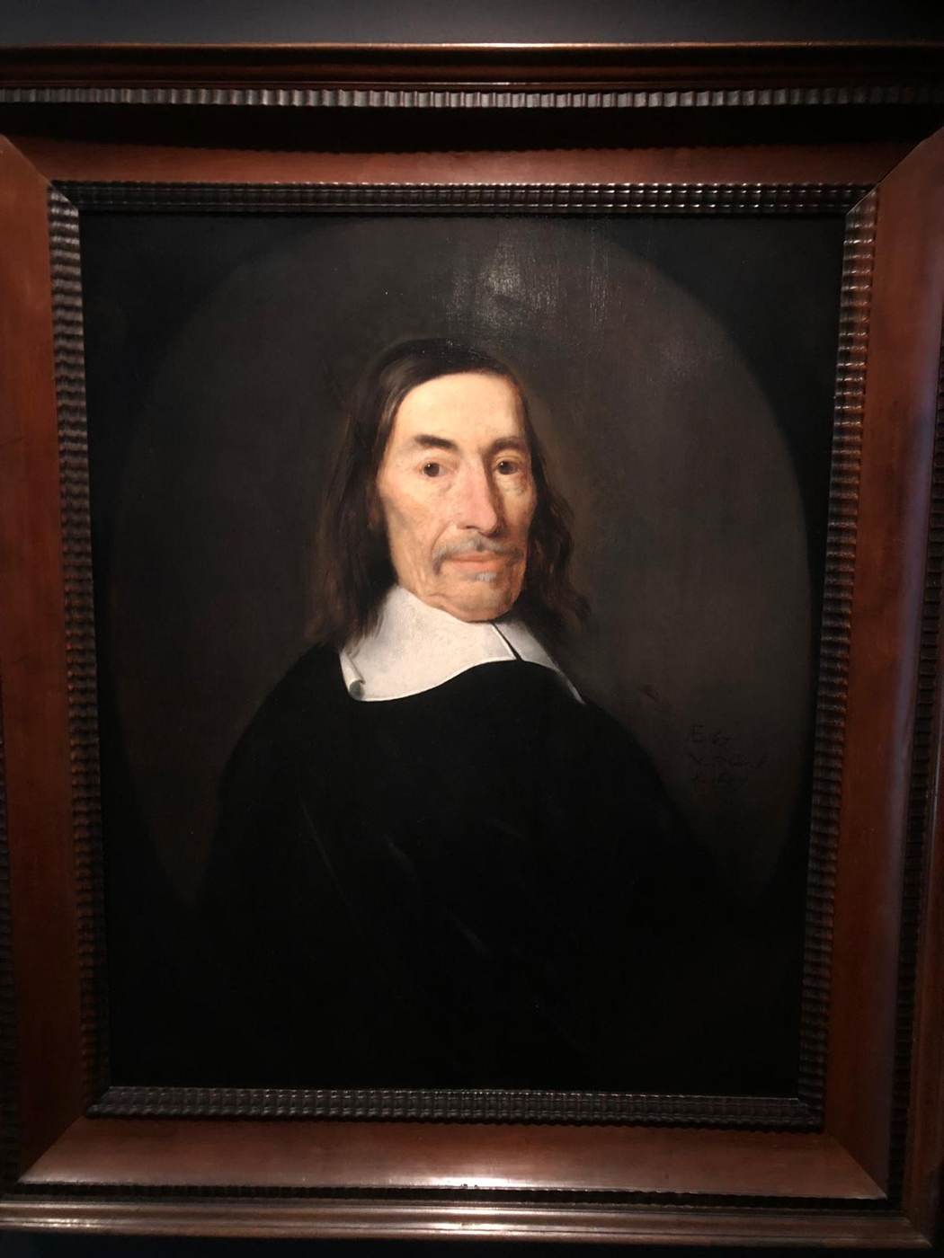 Geschilderd portret van een man met lang grijs haar en een witte kraag
