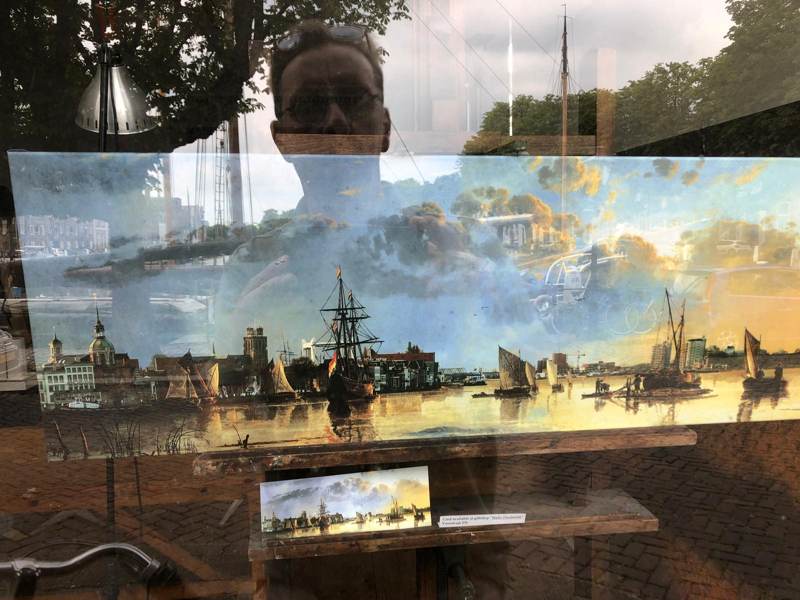 Een schilderij van de rivier bij Dordrecht met schepen, achter glas