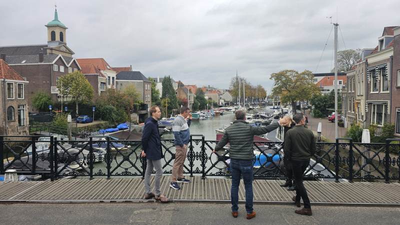 Vanaf de brug: een haven vol boten met een kerktoren op de achtergrond