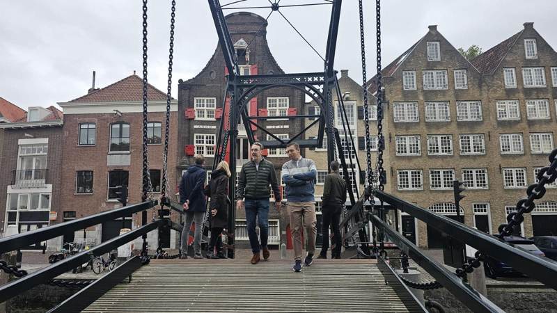 Een groep op de ophaalbrug tussen de kettingen